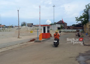 SARPRAS TAMBAHAN: Portal yang diperuntukkan sebagai parkir resmi di RTH Kaliwungu, Kendal akan segera dibongkar sesuai perintah dari Bupati Kendal Dico M Ganinduto. (Arvian Maulana/Lingkarjateng.id)