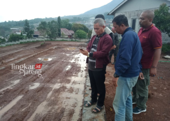 MENINJAU: Camat Bandungan, M Taufik, didampingi Kepala BPBD Kabupaten Semarang, Alexander Gunawan Tribiantoro, dan beberapa warga saat melihat langsung lahan yang rencananya akan dibangun wisata agro di wilayah lingkungan Piyoto, Kelurahan Bandungan, Kecamatan Bandungan, Kabupaten Semarang, belum lama ini. (Hesty Imaniar/Lingkarjateng.id)