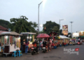 Pedagang kaki lima (PKL) tengah berjualan di tepi Jalan Simpang Tujuh Kudus, Jawa Tengah. (Antara/Lingkarjateng.id)