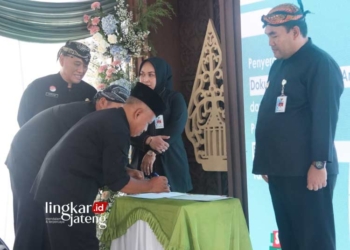 SIMBOLIS: Penandatanganan DPA oleh masing-masing OPD dihadapan Bupati dan wakil Bupati Blora pada Kamis, 11 Januari 2024. (Dok. Pemkab Blora/Lingkarjateng.id)