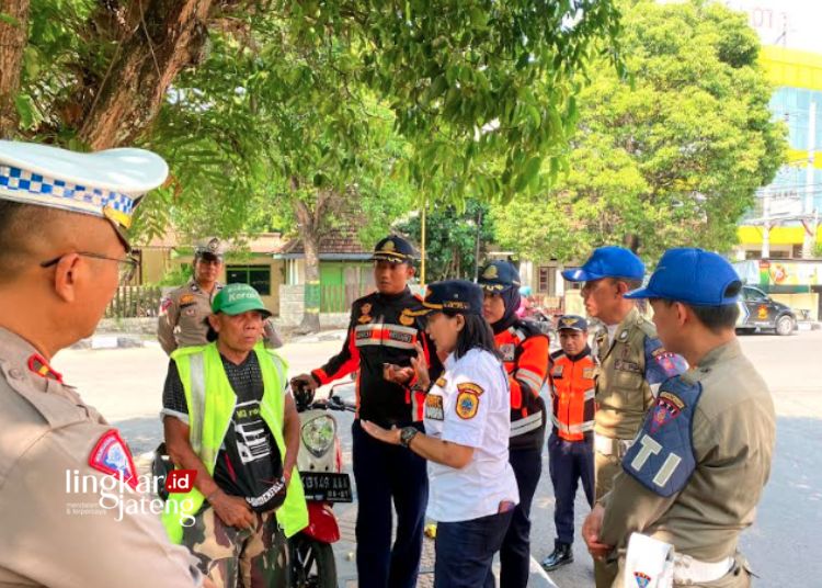 MENERTIBKAN: Petugas Dishub Pati bersama Satlantas Polresta Pati menertibkan Pak Ogah atau pengatur jalan ilegal di Jalan Diponegoro, Kecamatan Pati, Kabupaten Pati, Selasa, 9 Januari 2024. (Dok. Dishub Pati/Lingkarjateng.id)