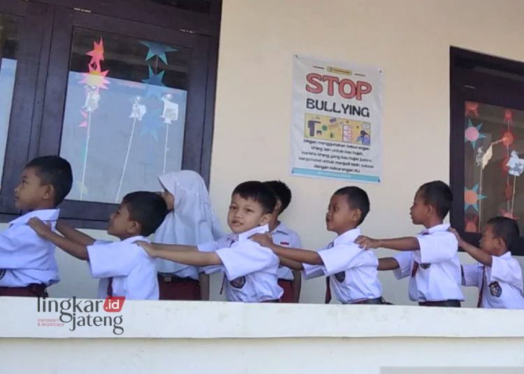 BERMAIN: Sejumlah siswa saling memegang pundak temannya saat pertama kali masuk sekolah di SD Negeri Setrokalangan, Kecamatan Kaliwungu, Kabupaten Kudus, Jawa Tengah, Senin, 17 Juli 2023. (Antara/Lingkar.news)