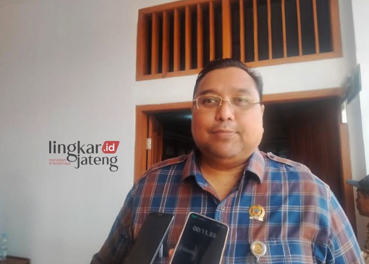 CEO Persipa Pati Joni Kurnianto saat diwawancarai wartawan di Pati, Kamis, 4 Januari 2024. (Arif Febriyanto/Lingkarjateng.id)