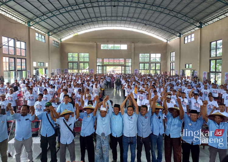 Diyakini Mampu Urai Masalah Pertanian, Ribuan Petani Kudus Mantap Dukung Prabowo-Gibran 25 SATUKAN KOMITMEN: Ribuan petani nyatakan dukungannya untuk Prabowo-Gibran di Gedung Graha Yudha Reksa Desa Kirig, Kecamatan Mejobo, Kabupaten Kudus, Minggu, 31 Desember 2023. (Ihza Fajar/Lingkarjateng.id)