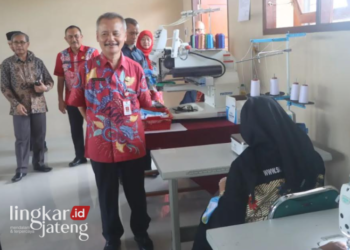 MENINJAU: Kepala Dinas Pendidikan, Kebudayaan, Pemuda, dan Olahraga (Disdikbudpora) Kabupaten Semarang, Sukaton Purtomo Priyatmo saat meninjau langsung ruang desain digital untuk program keahlian tata busana di sekolah SMK Widya Praja, Ungaran, Kabupaten Semarang, Jumat, 26 Januari 2024. (Diskominfo Kabupaten Semarang/Lingkarjateng.id)