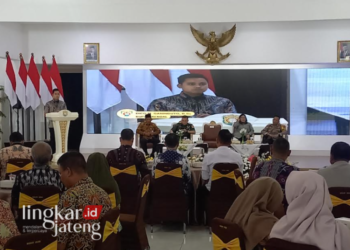 SAMBUTAN: Bupati Kendal Dico M Ganinduto saat memberikan pemaparannya di Pendopo Tumenggung Setda Bahurekso Kendal, Kamis, 25 Januari 2024. (Arvian Maulana/Lingkarjateng.id)