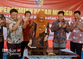 PERESMIAN: Bupati Demak Eisti’anah saat meresmikan Pasar Minggu Jungsemi, Kamis, 25 Januari 2024. (M. Burhanuddin Aslam/Lingkarjateng.id)