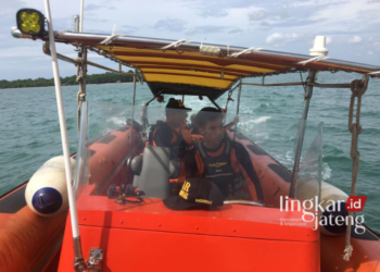 Tim penyelamat dari Pos SAR Jepara melakukan pencarian nelayan asal Wedung, Demak yang hilang sejak Rabu, 17 Januari 2024. (Dok. Lingkarjateng.id)
