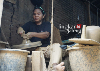 CEKATAN: Salah seorang pengrajin gerabah dari Desa Mayong Lor, Kecamatan Mayong, Jepara, Ruminah saat membuat kerajinan gerabah.(Tomi Budianto/Lingkarjateng.id)