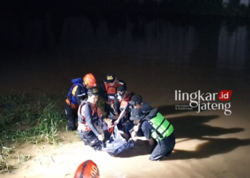 EVAKUASI: Upaya pencarian korban Dinan Faris Alkaesar warga Tikung RT 5 RW 2 Kelurahan Mangkang Wetan oleh Tim SAR gabungan. (Dok. Lingkarjateng.id)