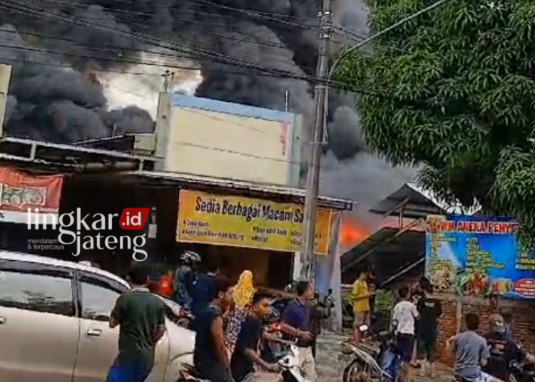 ASAP MENGEPUL: Kebakaran Pasar Medang Sendangharjo Blora. (Dok. Pribadi/Lingkarjateng.id)