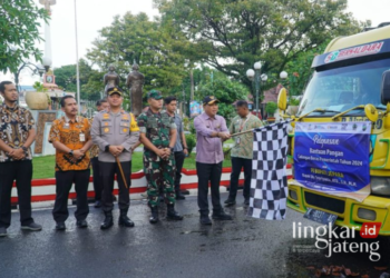 SIMBOLIS: Pj Bupati Jepara Edy Supriyanta (memegang bendera) saat melepas bantuan beras CPP di depan Pendopo R.A. Kartini, Kabupaten Jepara pada Kamis, 25 Januari 2024. (Tomi Budianto/Lingkarjateng.id)