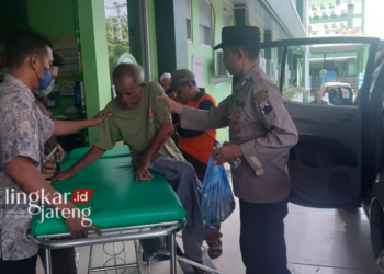 KONDISI: Korban seorang lansia yang diduga menjadi korban tabrak lari saat dibawa ke RSUD Sunan Kalijaga oleh kepolisian setempat, Sabtu, 27 Januari 2024. (Polsek Demak Kota/Lingkarjateng.id)