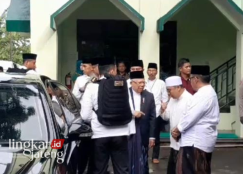 BERKUNJUNG: Wakil Presiden Ma'ruf Amin disambut Pengasuh Ponpes Maslakul Huda KH Abdul Ghoffarrozin di Pati, Sabtu, 27 Januari 2024. (Arif Febriyanto/Lingkarjateng.id)