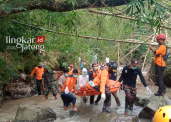 Evakuasi jenazah Suman (51) yang hanyut di Sungai Kedu Temanggung sejak Selasa, 23 Januari 2024. (Dok. Lingkarjateng.id)