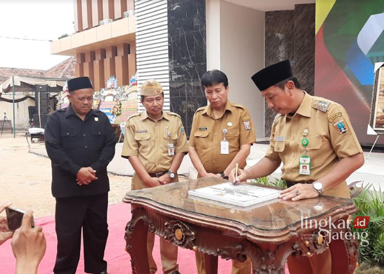 SEREMONIAL: Bupati Rembang Abdul Hafidz saat meresmikan gedung Kantor Dinas Pendidikan Pemuda dan Olahraga Kabupaten Rembang, Senin, 8 Januari 2024. (R.Teguh Wibowo/Lingkarjateng.id)