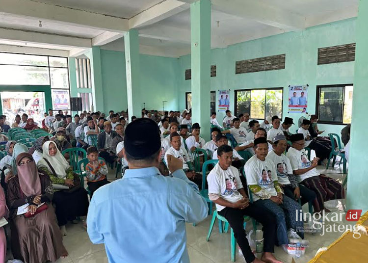 KHIDMAT: Deklarasi dukungan pada Prabowo-Gibran oleh pada Guru di Kantor MWC NU Kecamatan Wedung, Demak baru-baru ini. (M. Burhanuddin Aslam/Lingkarjateng.id)