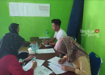 ANTUSIAS: Sejumlah warga saat mendaftarkan diri sebagai PTPS di Sekretariat Panwascam Rembang. (Dok. Bawaslu Rembang/Lingkarjateng.id)