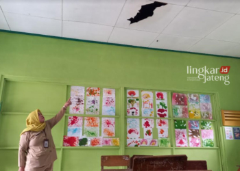 MENUNJUKKAN Kepala Sekolah SD Negeri Kesongo 04, di Desa Kesongo, Kecamatan Tuntang, Kabupaten Semarang, Siti Yulaekah saat menunjukkan beberapa kerusakan di bangunan ruang kelas sekolah tersebut pada Senin, 29 Januari 2024. (Hesty Imaniar/Lingkarjateng.id)