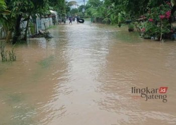 BANJIR: banjir menggenangi jalan di Desa Clering, Kecamatan Donorojo, Kabupaten Jepara. (Dok. BPBD Jepara/Lingkarjateng.id)