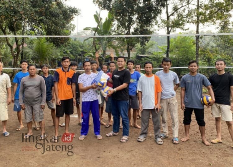 BERI BANTUAN: Muhammad Ramadhan Adinda Prabu, Caleg DPRD Jepara dari Partai NasDem memberikan bantuan alat olahraga untuk warga Desa Srikandang, Kecamatan Bangsri, Kabupaten Pati. (Muslichul Basid/Lingkarjateng.id)