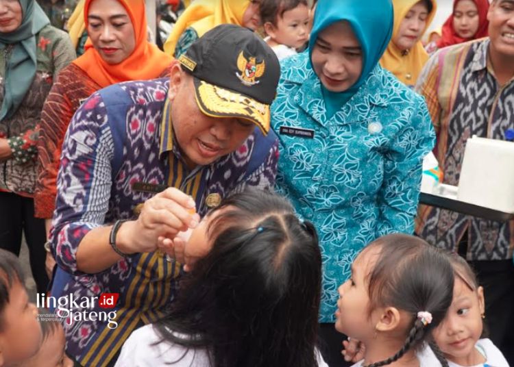 IMUNISASI: Penjabat Bupati Jepara, Edy Supriyanta, meneteskan vaksin polio kepada salah satu anak saat kegiatan Pencanangan Sub Pekan Imunisasi Nasional (PIN) Polio di Balai Desa Senenan, Kecamatan Tahunan, Jepara pada Selasa, 16 Januari 2024. (Tomi Budianto/Lingkarjateng.id)