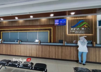 ILUSTRASI: Petugas Bank Jepara Artha sedang melayani nasabah. (Google photo Akhmad Zubaidi/Lingkarjateng.id)
