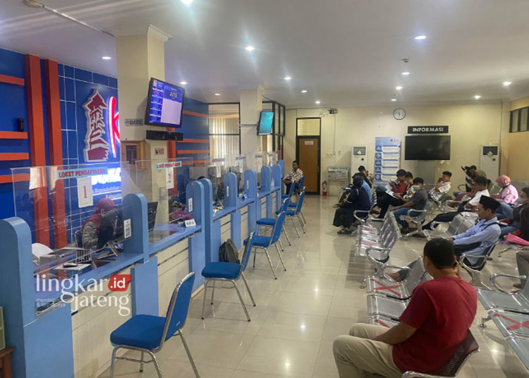 Jelang Pemilu, 2.315 Warga Kudus Belum Rekam e-KTP 25 PELAYANAN: Masyarakat terlihat sedang mengantre untuk mendapat layanan di loket Disdukcapil Kabupaten Kudus. (Ihza Fajar/Lingkarjateng.id)