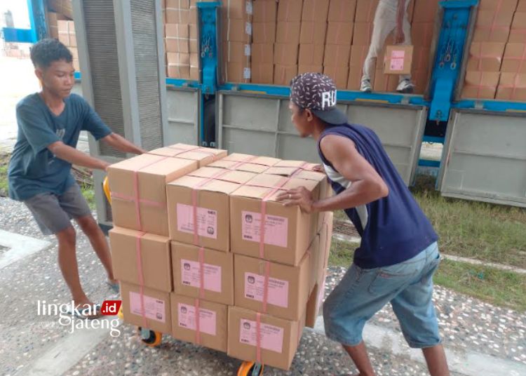 DISTRIBUSI: Proses penurunan logistik suarat suara pemilu 2024 di Gudang KPU Kendal pada Selasa, 2 Januari 2024. (Arvian Maulana/Lingkarjateng.id)