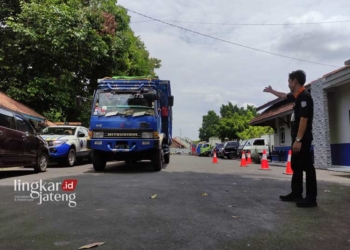 UJI KIR: Petugas Dishub Kudus saat mengarahkan kendaraan untuk melakukan uji KIR beberapa waktu lalu. (Nisa Hafizhotus Syarifa/Lingkarjateng.id)