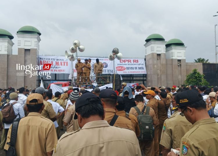 DEMO: Kades dan Apdesi demo di depan Gedung DPR RI, Senayan, Jakarta pada Selasa, 31 Januari 2024. (Arif Prayoga/Lingkarjateng.id)