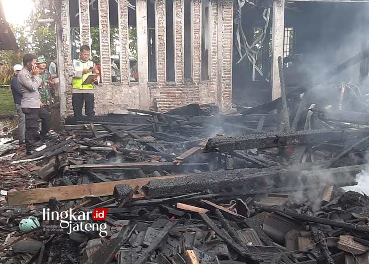 HANGUS: Tampak puing-puing rumah warga di Dusun Tutup RT 4 RW 3, Desa/Kecamatan Gubug, Kabupaten Grobogan hangus terbakar pada Kamis, 11 Januari 2024. (Dok. Polsek Gubug/Lingkarjateng.id)