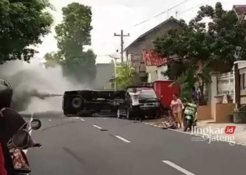 TERLIBAT KECELAKAAN:  Elf terguling usai menabrak mobil pick up di Jalan Umum Pati-Gembong turut Desa Muktiharjo, Kecamatan Margorejo, Kabupaten Pati. (Tangkapan Layar Video Facebook Lintas Kudus/Lingkarjateng.id)