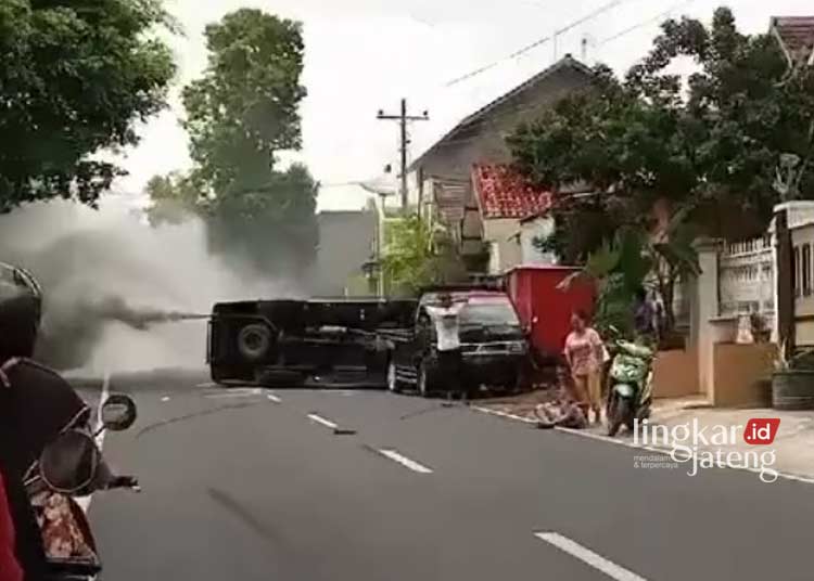Kecelakaan di Gembong Pati Libatkan 3 Kendaraan, Ini Kronologi dan Kondisi Korban 25 TERLIBAT KECELAKAAN: Elf terguling usai menabrak mobil pick up di Jalan Umum Pati-Gembong turut Desa Muktiharjo, Kecamatan Margorejo, Kabupaten Pati. (Tangkapan Layar Video Facebook Lintas Kudus/Lingkarjateng.id)