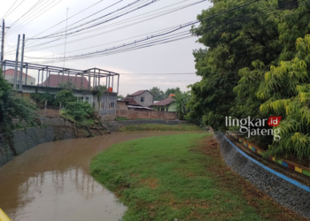 DANGKAL: Tanggul Sungai Sani di Kelurahan Kalidoro, Kecamatan/Kabupaten Pati butuh peninggian untuk mengantisipasi bencana banjir. (Arif Febriyanto/Lingkarjateng.id)