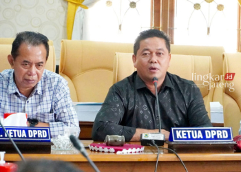 MEMAPARKAN: Ketua DPRD Pati Ali Badrudin (kanan) saat audiensi bersama Forum Guru Tidak Tetap (GTT) di Kantor DPRD Kabupaten Pati pada Jumat, 26 Januari 2024. (Arif Febriyanto/Lingkarjateng.id)