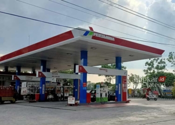 ISI BBM: Beberapa kendaraan bermotor mengisi BBM di SPBU Ngaringan, Kabupaten Grobogan, baru-baru ini. (Eko Wicaksono/Lingkarjateng.id)