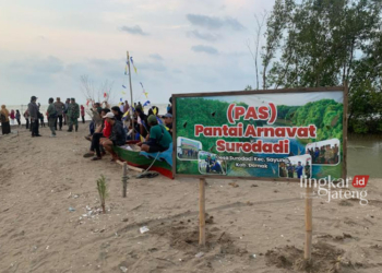 DUDUK SANTAI: Pengunjung sedang menikmati Pantai Arnavat di Desa Surodadi, Kecamatan Sayung, Kabupaten Demak belum lama ini. (M. Burhanuddin Aslam/Lingkarjateng.id)