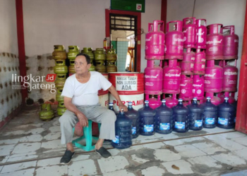BERDAGANG: Salah seorang pedagang LPG di Kudus sedang menunggui lapaknya, baru-baru ini. (Nisa Hafizhotus Syarifa/Lingkarjateng.id)