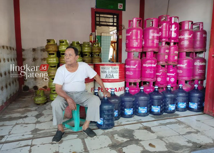 Kuota LPG 3 Kg di Kudus Diusulkan Naik 10 Persen Tahun Ini 25 BERDAGANG: Salah seorang pedagang LPG di Kudus sedang menunggui lapaknya, baru-baru ini. (Nisa Hafizhotus Syarifa/Lingkarjateng.id)