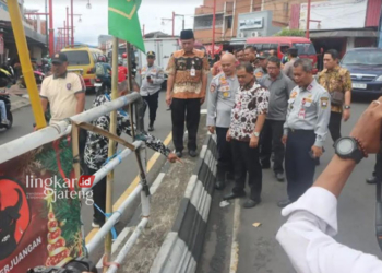 TURUN LAPANGAN: Bupati Semarang Ngesti Nugraha meninjau Jalan Sudirman, Ambarawa, Kabupaten Semarang, yang bakal diterapkan Sistem Satu Arah (SSA) lalu lintas. (Diskominfo Kabupaten Semarang/Lingkarjateng.id)