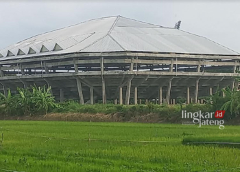 MEGAH: Pembangunan fisik GOR dan Youth Center di sebelah Utara Stadion Utama Kebondalem, Kabupaten Kendal tahap satu sudah rampung. (Robinson/Lingkarjateng.id)