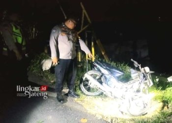 DIAMANKAN: Kendaraan milik Domo (67) yang digunakan untuk mengangkut sayuran ketika tertabrak Kereta Api (KA) Argo Bromo Anggrek saat melintasi Desa Pilangpayung, Kecamatan Toroh, Kabupaten Grobogan. (Dok. Polsek Toroh for Lingkar)/Lingkarjateng.id)