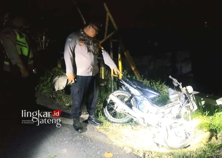 DIAMANKAN: Kendaraan milik Domo (67) yang digunakan untuk mengangkut sayuran ketika tertabrak Kereta Api (KA) Argo Bromo Anggrek saat melintasi Desa Pilangpayung, Kecamatan Toroh, Kabupaten Grobogan. (Dok. Polsek Toroh for Lingkar)/Lingkarjateng.id)