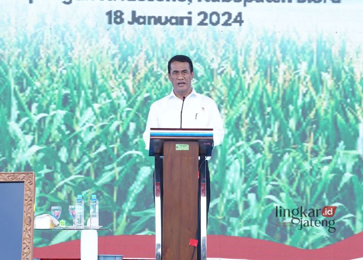 Menteri Pertanian Republik Indonesia, Andi Amran Sulaiman, saat menghadiri acara “Gerakan Peningkatan Produksi Pangan Nasional Melalui Optimalisasi Peran LMDH se-Provinsi Jawa Tengah” di Kabupaten Blora pada Kamis, 18 Januari 2024. (Hanafi/Lingkarjateng.id)