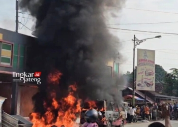 TERBAKAR: Tampak kobaran api membakar minibus Carry di depan Pasar Ngawen, Blora pada Jumat, 26 Januari 2024. (Dok. Edh/Lingkarjateng.id)