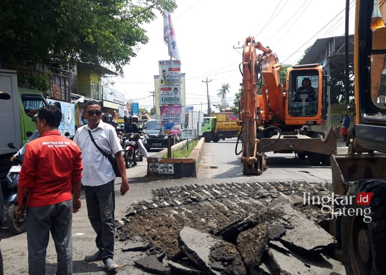 Pembongkaran infrastruktur Jembatan Nogososro di Kaligawe, Kecamatan Genuk, Kota Semarang pada Rabu, 3 Januari 2024. (Humas Pemkot/Lingkarjateng.id)