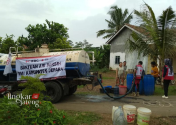 DROPPING: BPBD Jepara bersama PMI Jepara saat melakukan droping air bersih di Desa Tunahan dan Watuaji Kecamatan Keling, Jepara, baru-baru ini. (Tomi Budianto/Lingkarjateng.id)