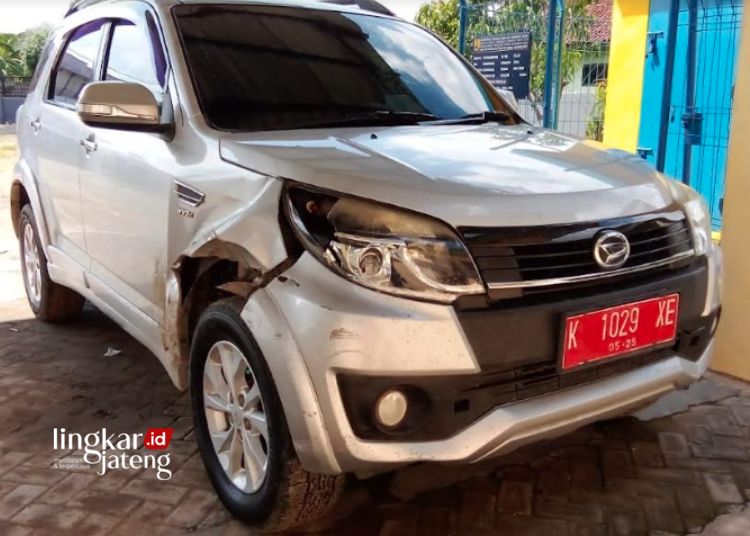 RINGSEK: Mobil dinas Camat Randublatung, Kabupaten Blora tampak ringsek bagian depan. (Dok. Inf/Lingkarjateng.id)