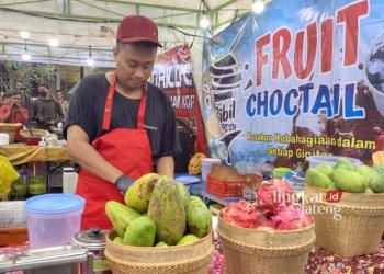 GEBYAR PKL: Penjual saat sedang menyiapkan barang dagangannya di kegiatan Gebyar PKL 2024, baru-baru ini. (Nisa Hafizhotus Syarifa/Lingkarjateng.id)